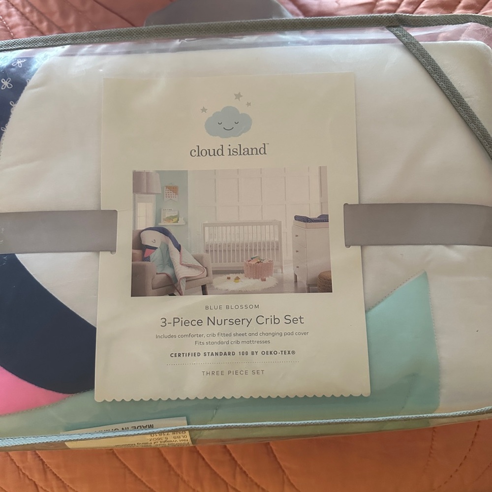 Cloud island 3-Piece Nursery Crib Set
Includes comforter, crib fitted sheet new